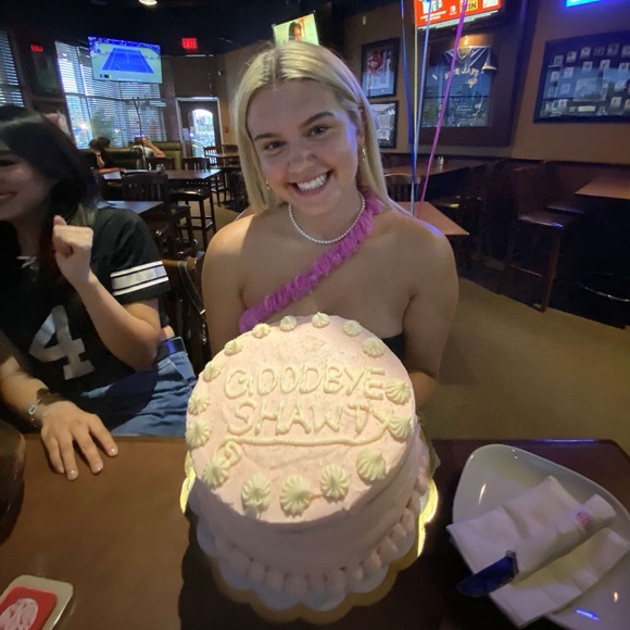 Meet your Posher, Taylor - Picture 5 of 6